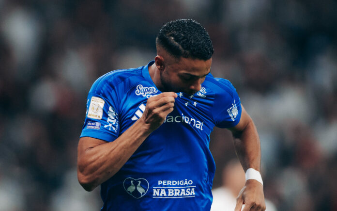 Wanderson celebra gol marcado pelo Cruzeiro