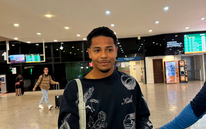Wesley desembarcou em Confins na manhã desta quinta-feira (6) - (Foto: Samuca TV)