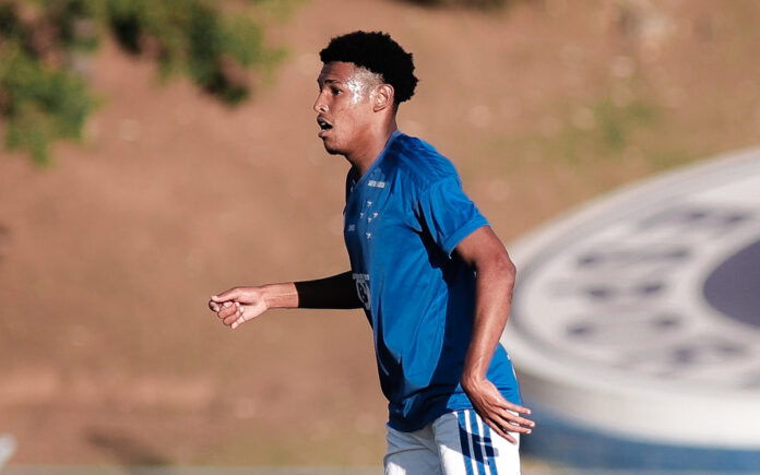 Alessandro, volante do Cruzeiro no sub-20
