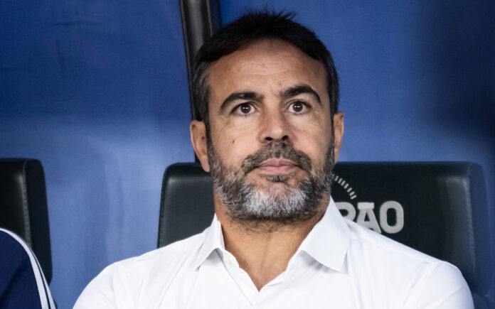 Artur Jorge no banco de reservas do Mineirão, em BH