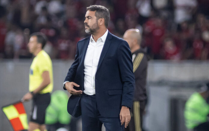 Artur Jorge na derrota para o Flamengo, no Maracanã