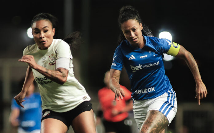 Byanca Brasil e disputa de bola no duelo com o Corinthians (Foto: Gustavo Martins/Cruzeiro)