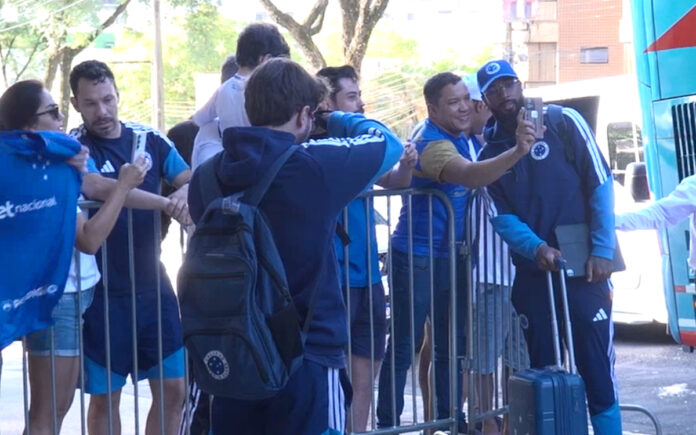 Gerson tirou fotos com torcedores do Cruzeiro em Chapecó