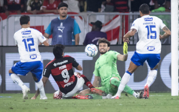 Otávio faz defesa em chute de Pedro dentro da área