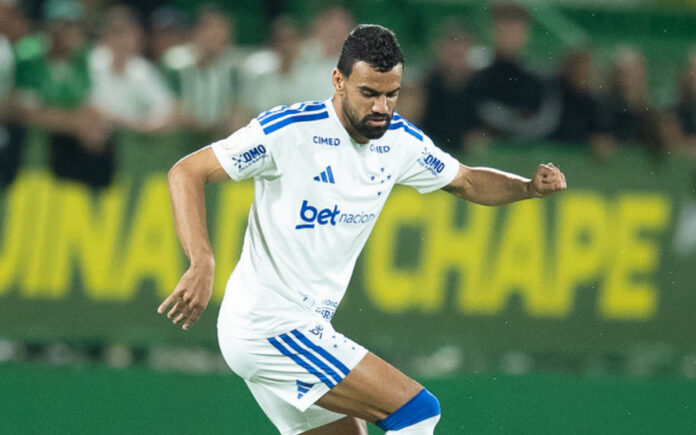 Fabrício Bruno foi titular no empate contra a Chapecoense
