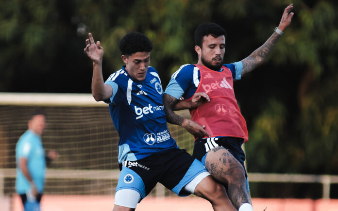 Felipe Morais e Matheus Henrique disputam bola no treino