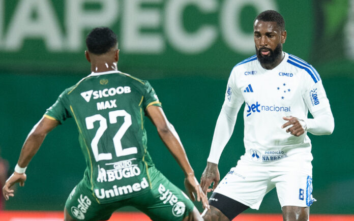 Gerson em jogo contra a Chapecoense, na Arena Condá