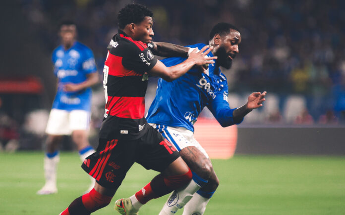 Gerson em jogada contra Plata, do Flamengo