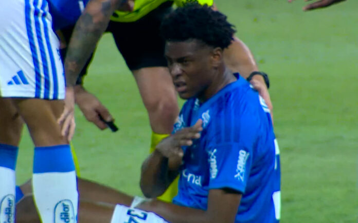 Jonathan Jesus sentiu dores no ombro esquerdo e foi substituído (Foto: Reprodução/Sportv)
