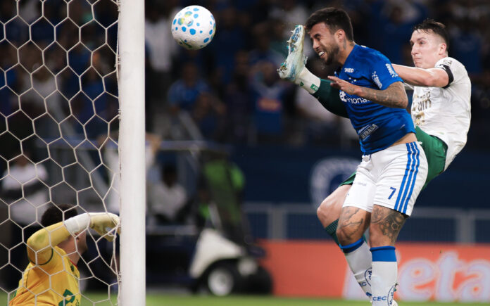 Matheus Henrique fraturou o nariz ao marcar gol pelo Cruzeiro