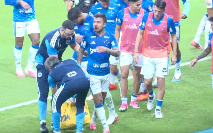 Matheus Henrique ficou com o nariz sangrando após o gol do Cruzeiro