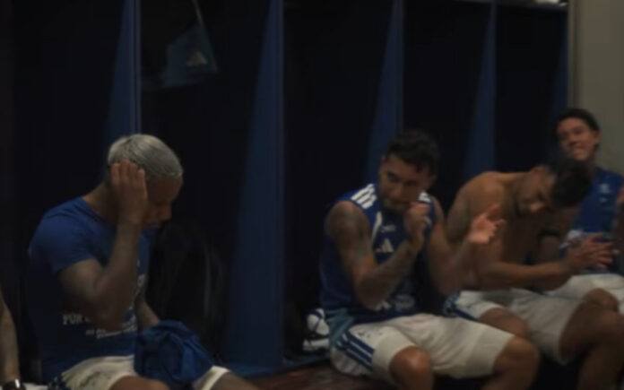Matheus Pereira foi aplaudido pelos companheiros no vestiário