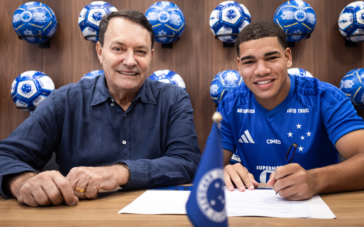 Joia da base do Cruzeiro assina primeiro contrato profissional ao lado de Pedrinho