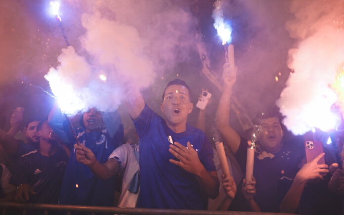 Torcida do Cruzeiro fez rua de fogo antes do clássico