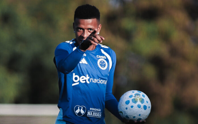 Arroyo durante treino do Cruzeiro na Toca II, em BH