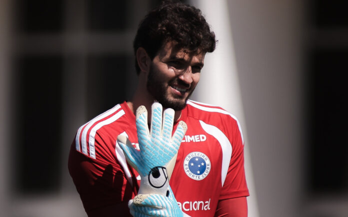 Otávio, goleiro do Cruzeiro, em treino na Toca da Raposa II