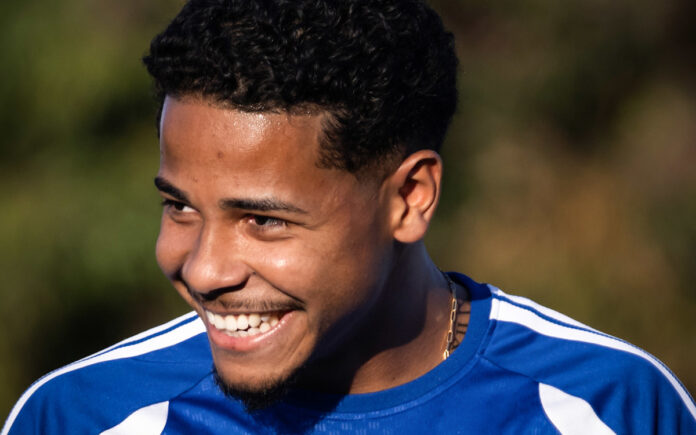 Wesley, atacante do Cruzeiro, em treino na Toca da Raposa II