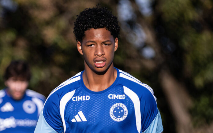 Zé Lucas durante treino na Toca da Raposa II, em BH