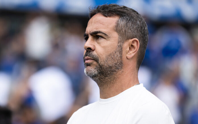 Artur Jorge no duelo com o Athletico-PR, no Mineirão