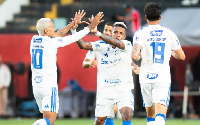 Arroyo comemora com Matheus Pereira