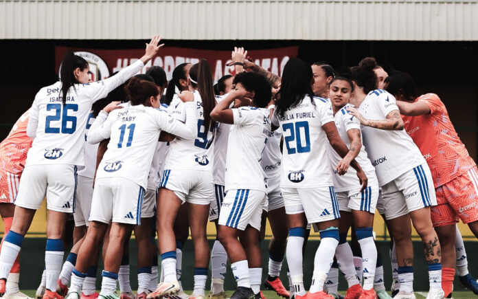 Elenco do Cruzeiro Feminino na Arena Gregorão (Foto: Gustavo Martins/Cruzeiro)