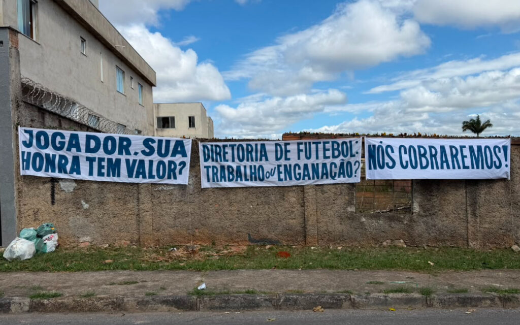 Faixas de protesto em frente à Toca da Raposa II