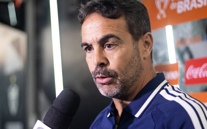 Artur Jorge em entrevista na Arena antes do clássico decisivo (Foto: Gustavo Aleixo/Cruzeiro)