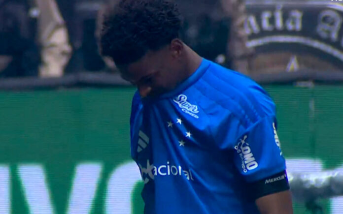 Jonathan Jesus, zagueiro do Cruzeiro, precisou ser substituído no 1º tempo (Foto: Reprodução/Sportv)