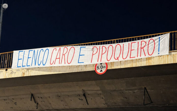 Protesto da torcida do Cruzeiro (Foto: Reprodução)