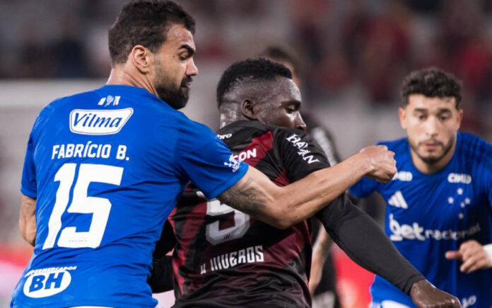 Fabrício Bruno marcando Viveros, no duelo do primeiro turno na Arena da Baixada Fotos: Igor Barrankievicz e Du Caneppele/Cruzeiro)