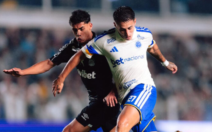 Rojas em disputa de bola no duelo com o Santos (Foto: Caique Coufal/Cruzeiro)