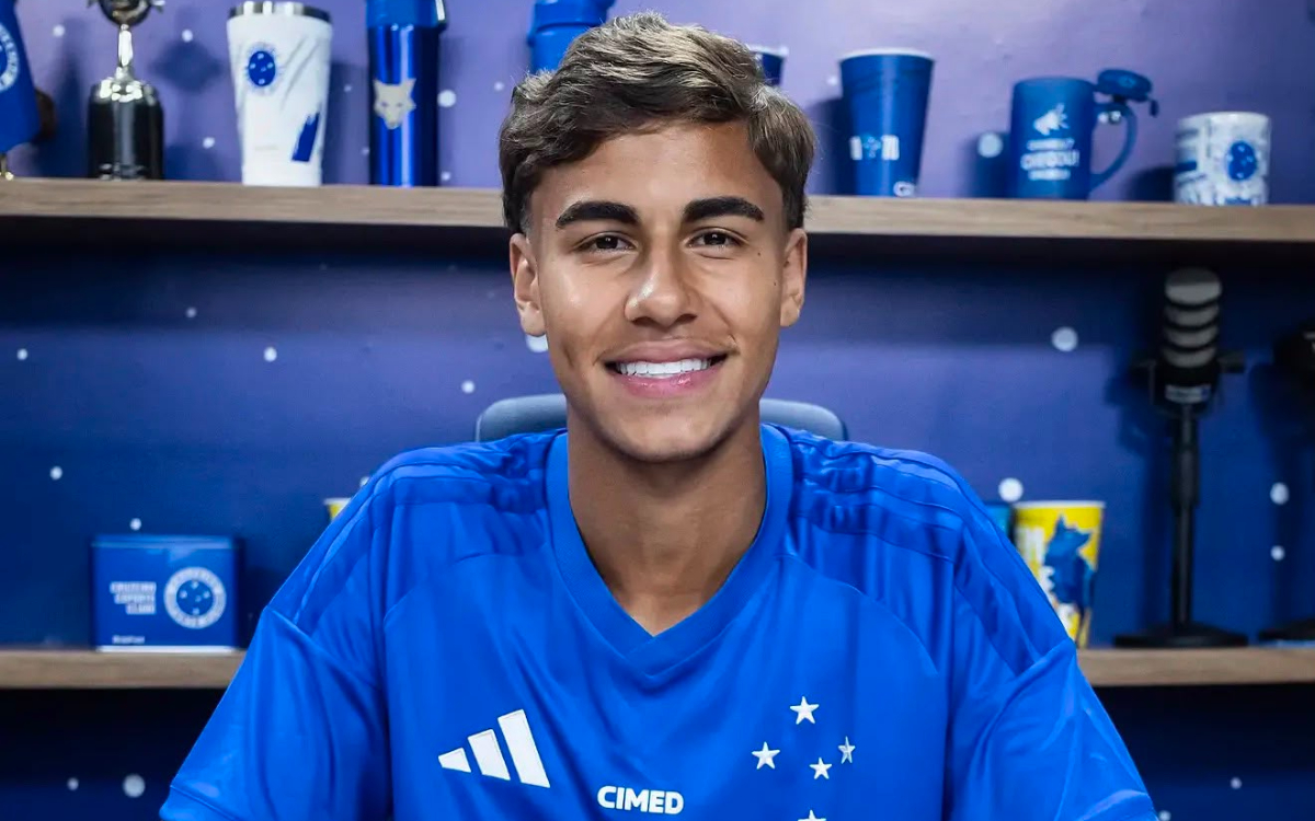 Zagueiro de 16 anos assina primeiro contrato profissional com o Cruzeiro