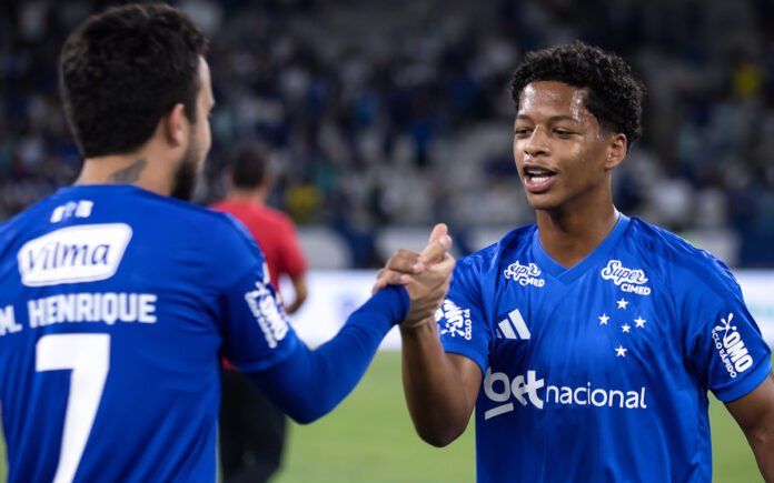 Matheus Henrique e Zé Lucas em jogo do Cruzeiro (Foto: Gustavo Aleixo/Cruzeiro)