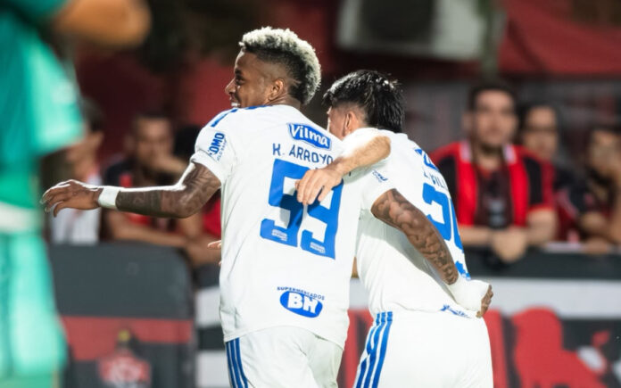 Arroyo e Villalba comemoram gol pelo Cruzeiro (Foto: Celo Gil/Cruzeiro)