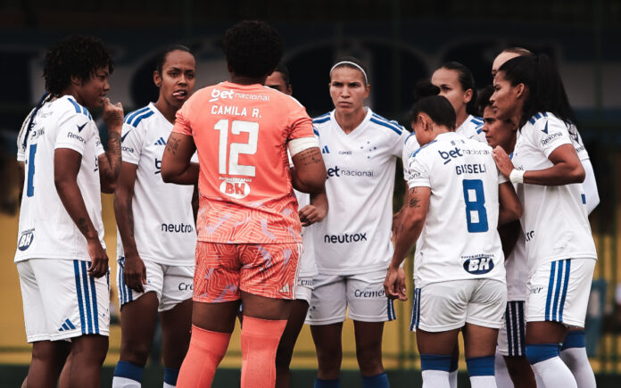 Time do Cruzeiro reunido em jogo na Arena Gregorão (Foto: Gustavo Martins/Cruzeiro)