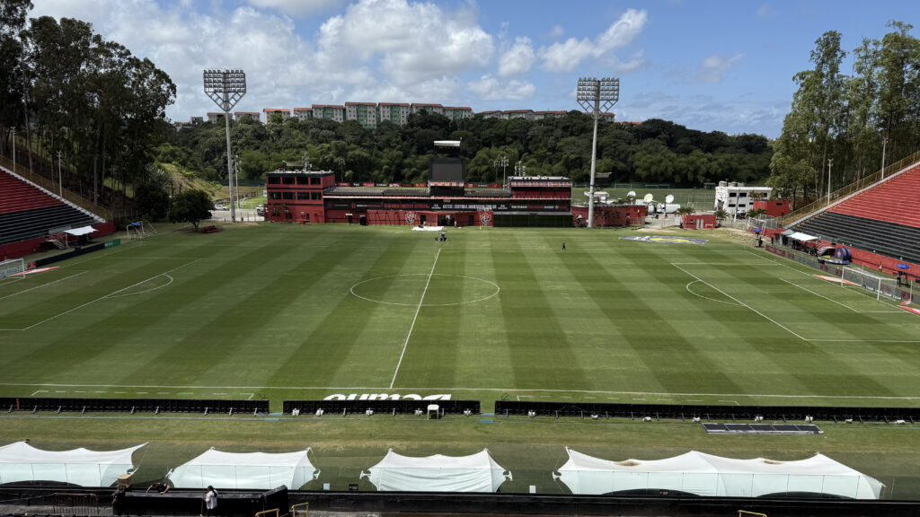 Gramado no Barradão, em Salvador, palco do duelo entre Vitória x Cruzeiro (Foto: Maic Costa/Central da Toca)