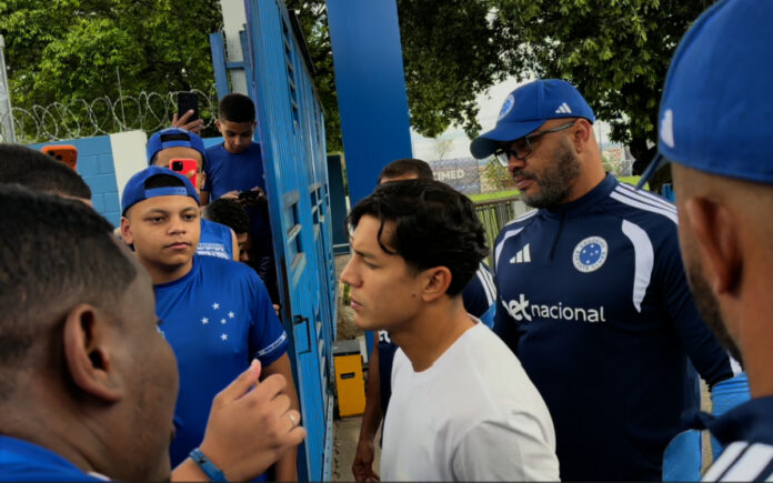 Lucas Romero, volante do Cruzeiro, em conversa com torcedores