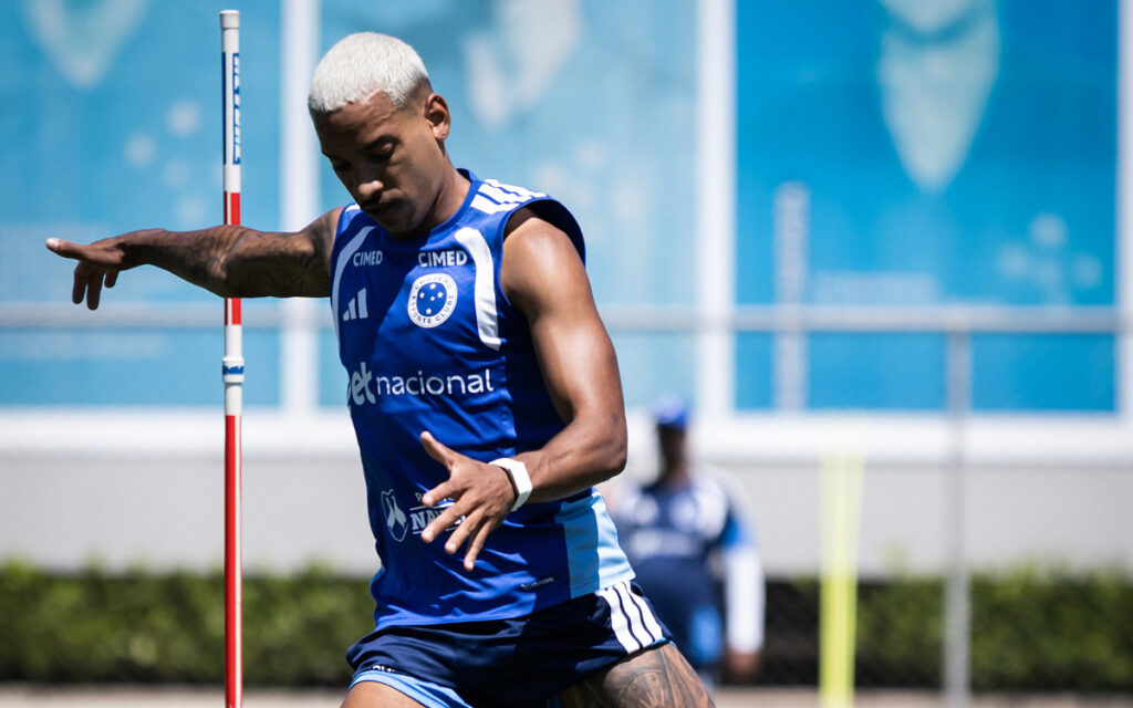 Matheus Pereira em treino na Toca II