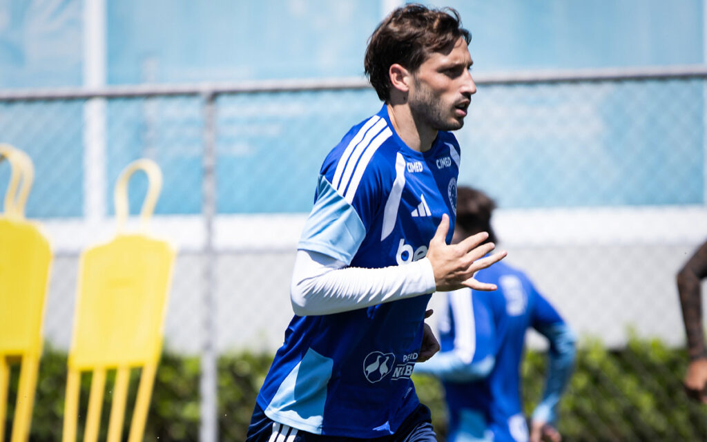 Matías Viña em treino na Toca II