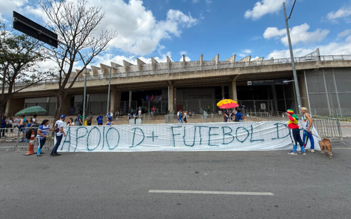 Protesto de torcedores do Cruzeiro no Mineirão