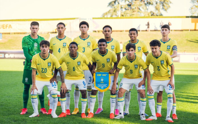Elenco da Seleção Brasileira Sub-17 antes do confronto com a Espanha (Foto: Fabio Souza/CBF)