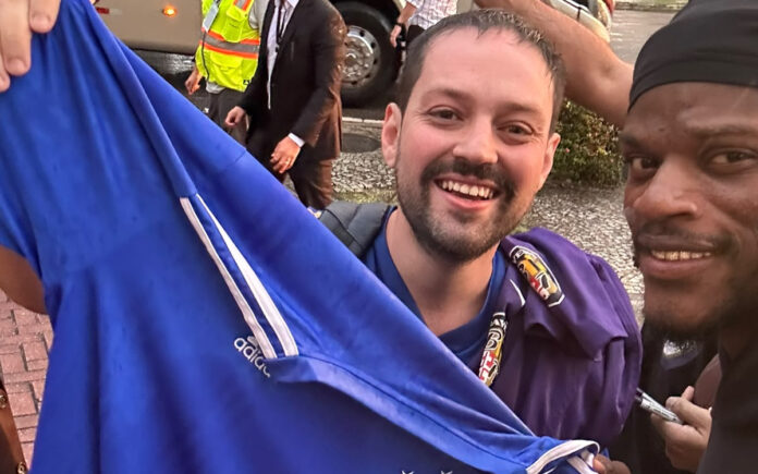 Torcedor do Cruzeiro entrega camisa para Lamar Jackson