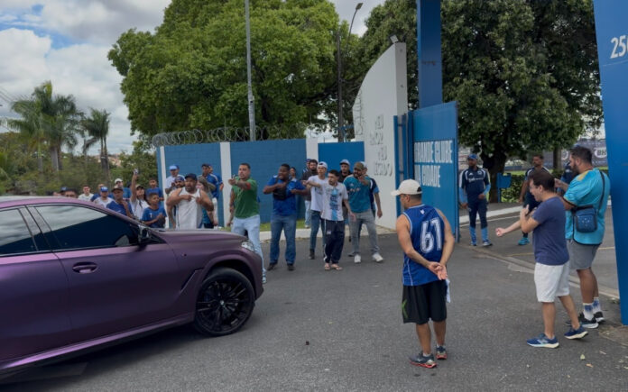 Torcedores cobram jogador na porta da Toca da Raposa II