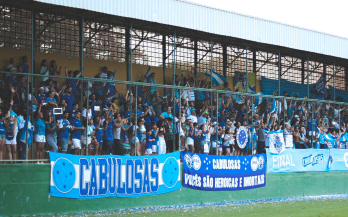 Torcida do Cruzeiro no Gregorão, em Contagem (Foto: Gustavo Martins/Cruzeiro)