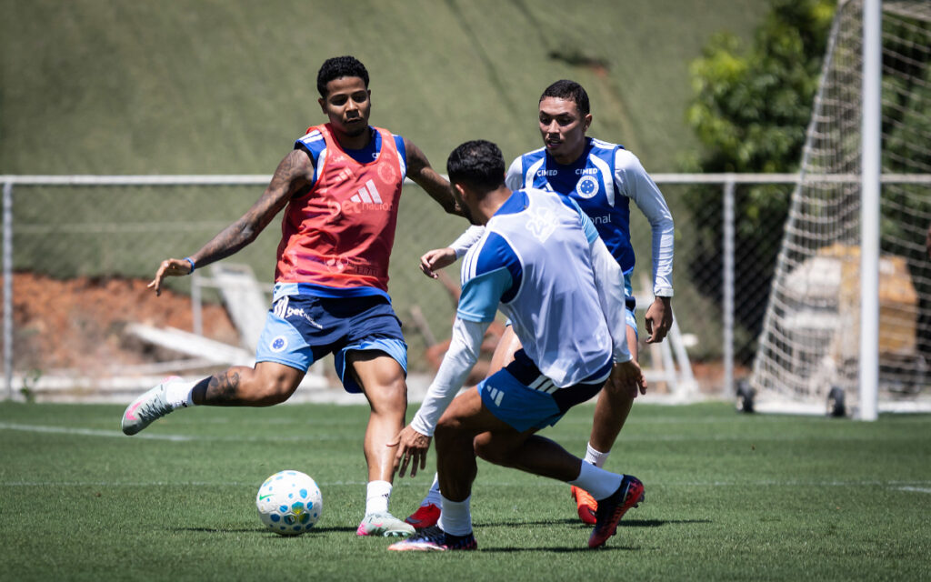 Wesley, Kauã Moraes e Wanderson em treino na Toca II