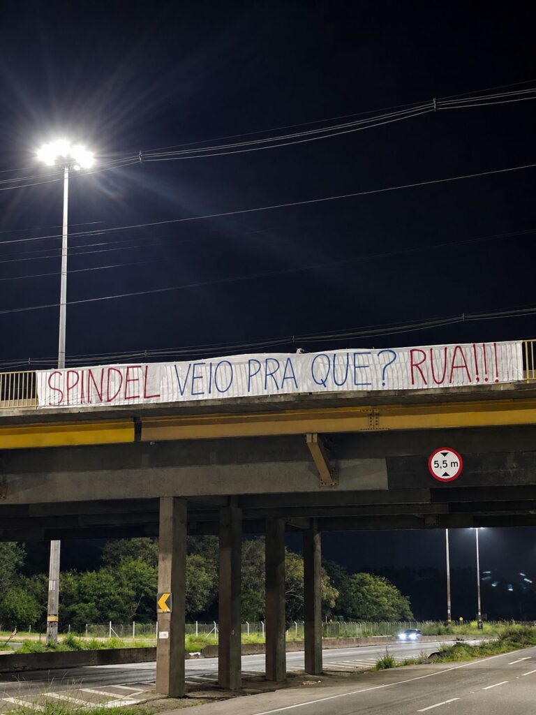 Torcida do Cruzeiro protesta contra Spindel: 'Spindel veio para quê? Rua!' (Foto: Reprodução)