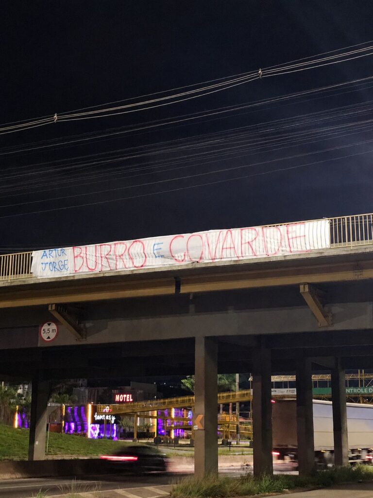 Torcida do Cruzeiro protesta contra Artur Jorge: 'Artur Jorge burro e covarde' (Foto: Reprodução)
