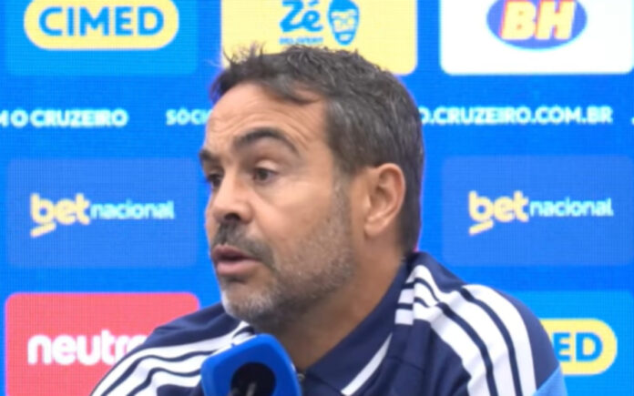 Artur Jorge na coletiva após o clássico