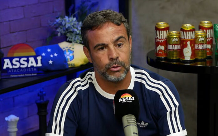 Artur Jorge, técnico do Cruzeiro, durante entrevista à podcast