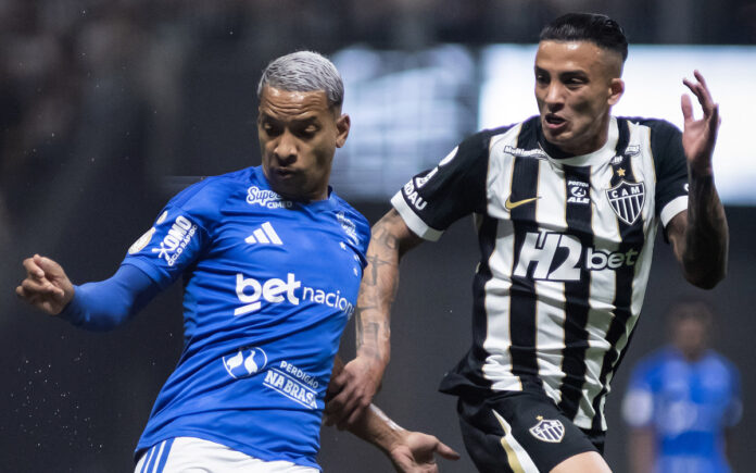 Matheus Pereira no clássico contra o Atlético-MG